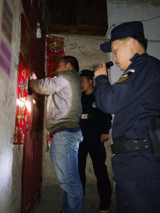 云岩区粗心妈妈误将幼女锁家中 